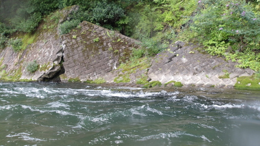 三本堤の先の右岸の擁壁